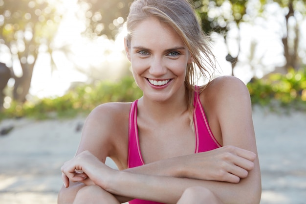 Mujer bonita en ropa deportiva en la playa