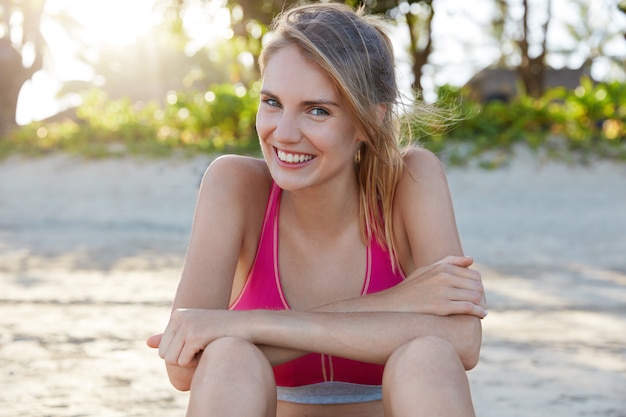 Mujer bonita en ropa deportiva en la playa