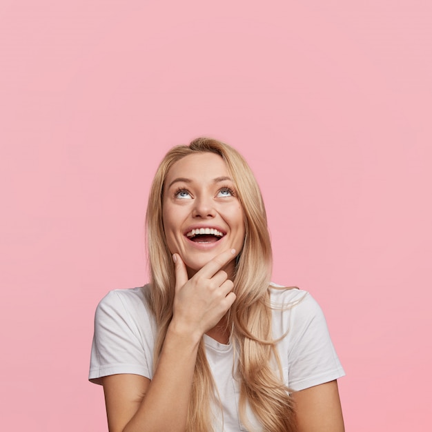 Mujer bonita rubia en camiseta blanca