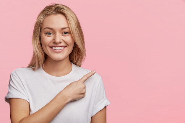 Mujer bonita rubia en camiseta blanca