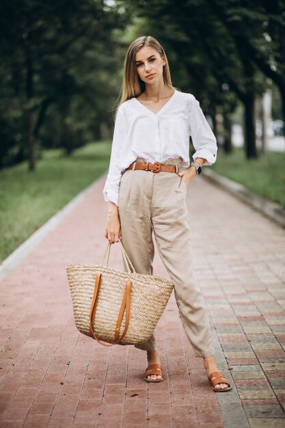 Mujer bonita rubia en el parque con look de verano