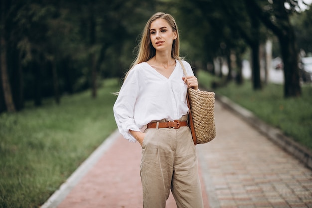 Mujer bonita rubia en el parque con look de verano