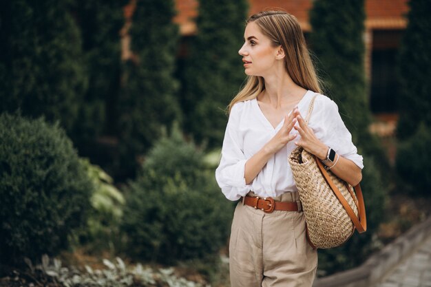 Mujer bonita rubia en el parque con look de verano