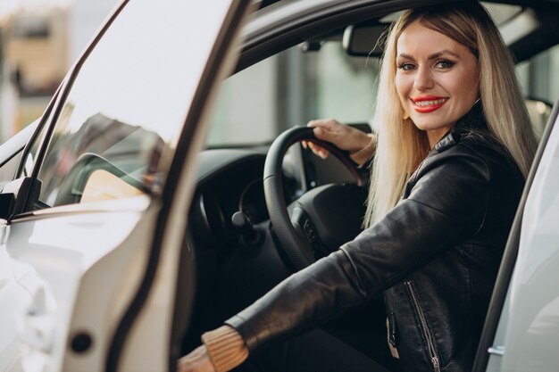 Mujer bonita sentada en su coche