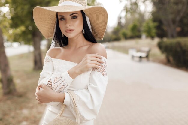 mujer bonita con sombrero al aire libre