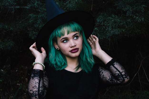 Mujer bonita en el sombrero de Halloween