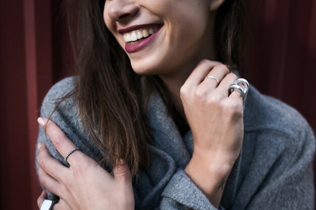 Mujer bonita sonriente irreconocible