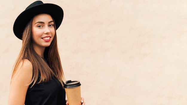 Mujer bonita sosteniendo una taza de café con espacio de copia