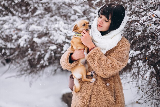 Mujer bonita con su perrito lindo