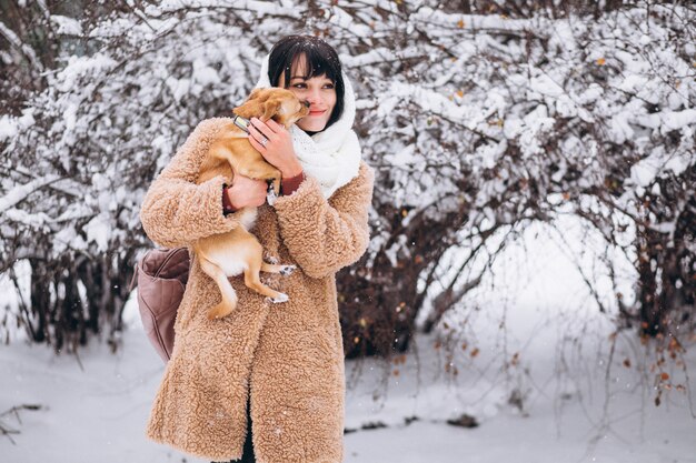 Mujer bonita con su perrito lindo