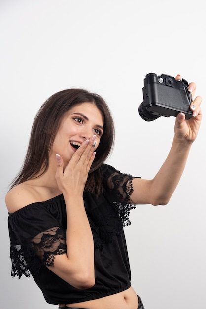 Mujer bonita tomando fotos con una cámara