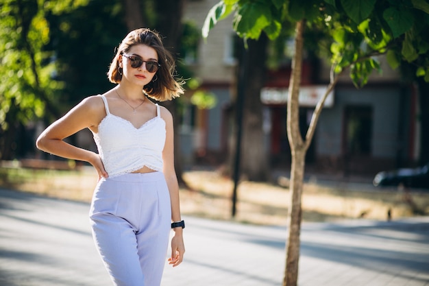 Mujer bonita en traje de verano en el parque