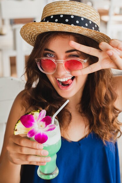 Mujer bonita de vacaciones