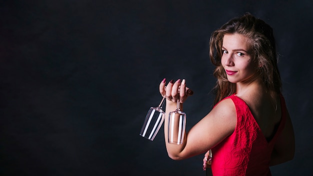 Mujer bonita con vasos vacíos