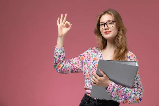 Mujer bonita de vista frontal muestra que todo está bien sobre el caso