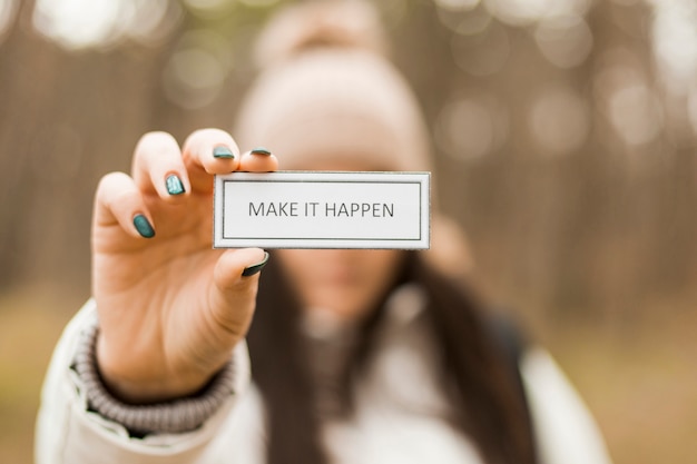 Foto gratuita mujer borrosa con escritura motivadora