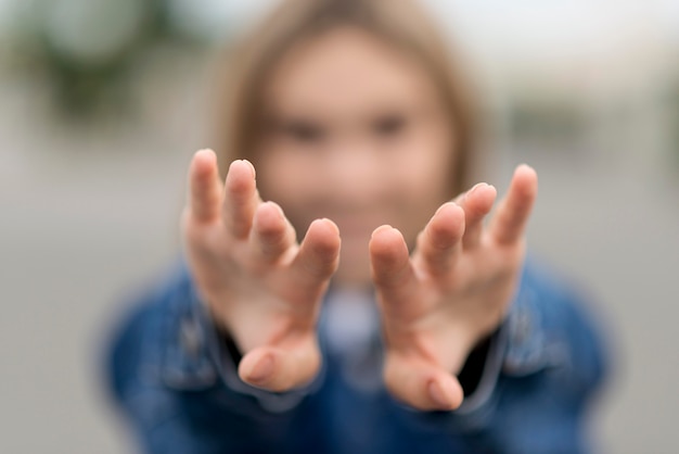 Mujer borrosa estirando sus manos