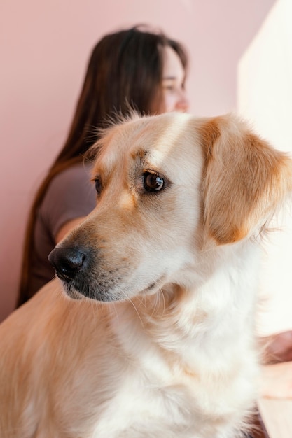 Foto gratuita mujer borrosa con lindo perro