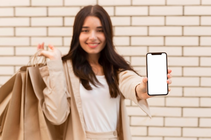 Foto gratuito mujer borrosa mostrando copia espacio teléfono móvil