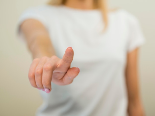 Mujer borrosa mostrando un gesto con la mano