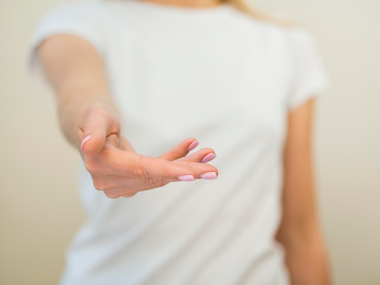 Foto gratuito mujer borrosa y primer plano de la mano