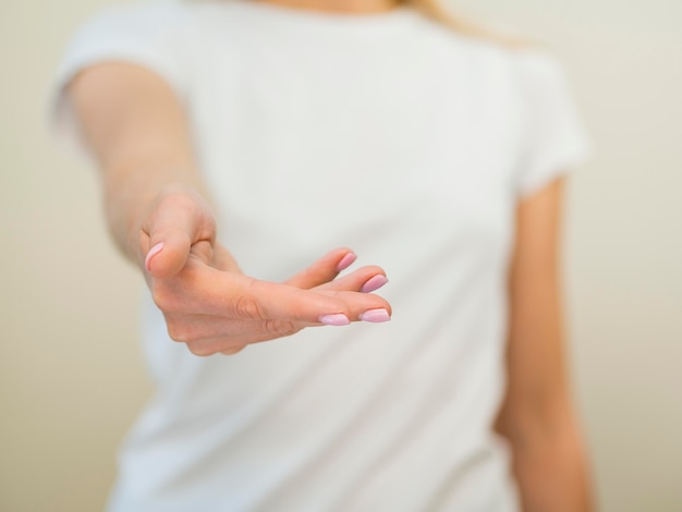 Mujer borrosa y primer plano de la mano