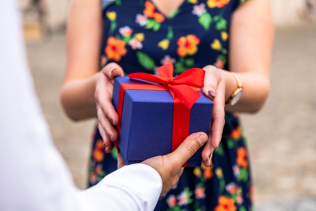 Mujer borrosa recibiendo regalo