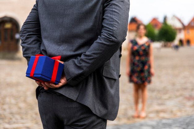 Mujer borrosa y un regalo para ella.