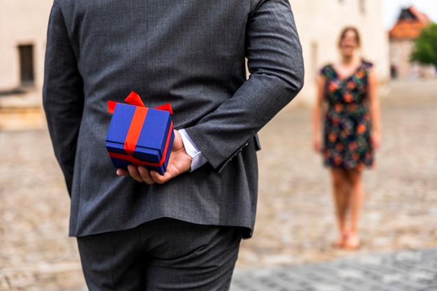 Mujer borrosa y un regalo para ella.