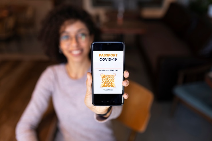 Foto gratuito mujer borrosa de tiro medio con pasaporte de salud