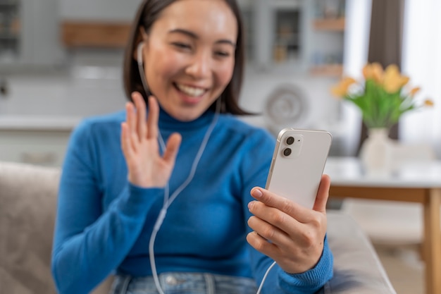 Mujer borrosa de tiro medio con teléfono inteligente