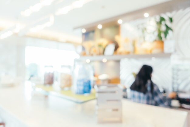 Mujer borrosa trabajando en una cafetería