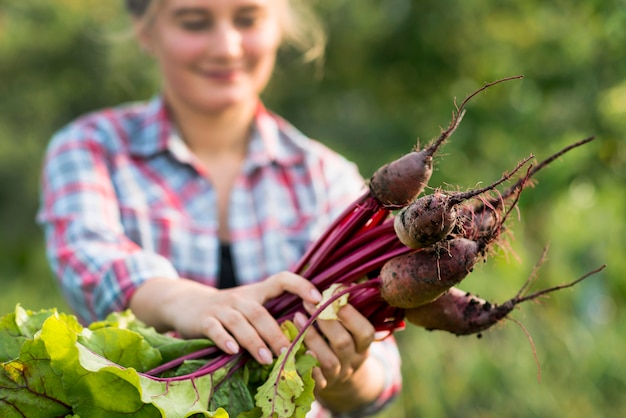 Mujer borrosa con verduras