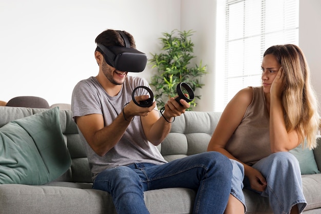 Mujer borrosa viendo jugar al hombre