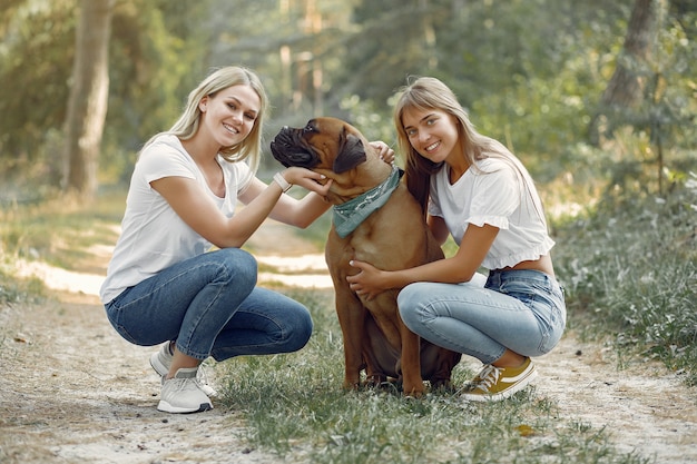 mujer en un bosque de verano jugando con perro