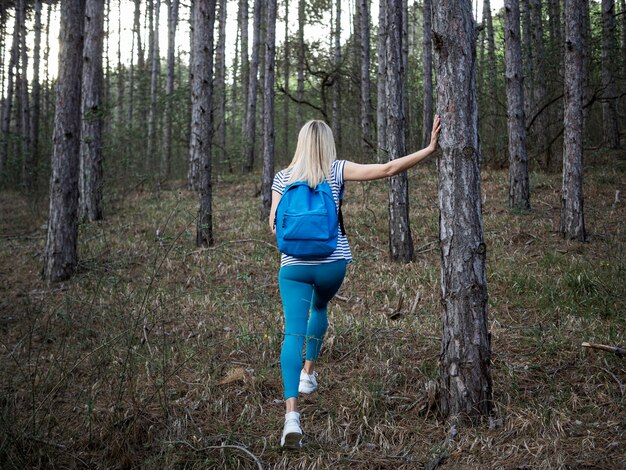 Mujer en bosque