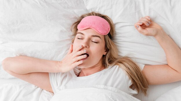 Mujer bostezando y con sueño