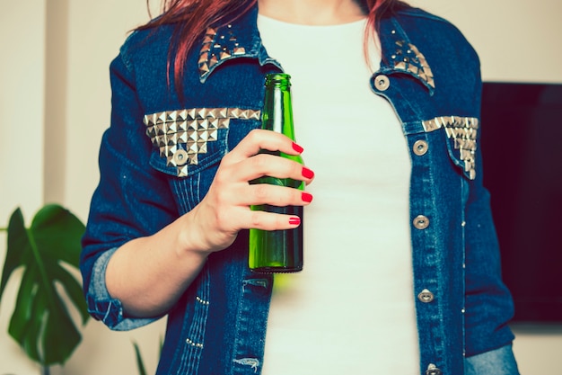 Mujer con botella de cerveza