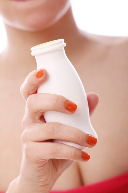 Foto gratuita mujer y botella de yogurt