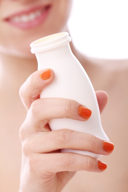 Foto gratuita mujer y botella de yogurt