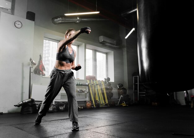 Mujer, boxeo, en, centro de entrenamiento