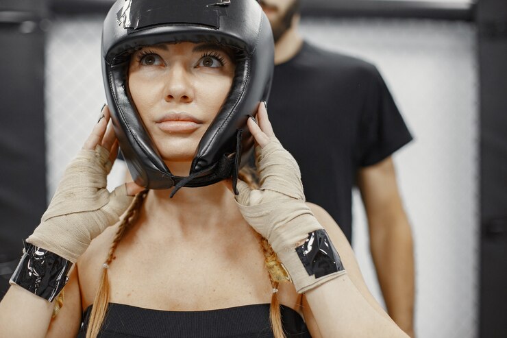 Foto gratuito mujer de boxeo. principiante en un gimnasio. dama en ropa deportiva negra. mujer con entrenador.
