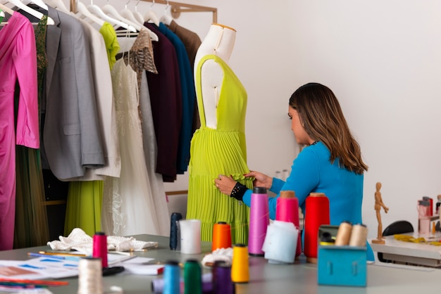 Foto gratuita mujer brasileña de talla media que trabaja como diseñadora de ropa