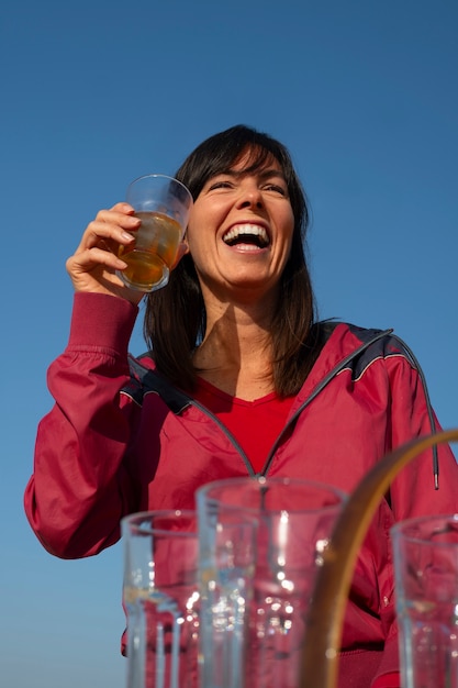 Mujer brasileña tomando guaraná al aire libre