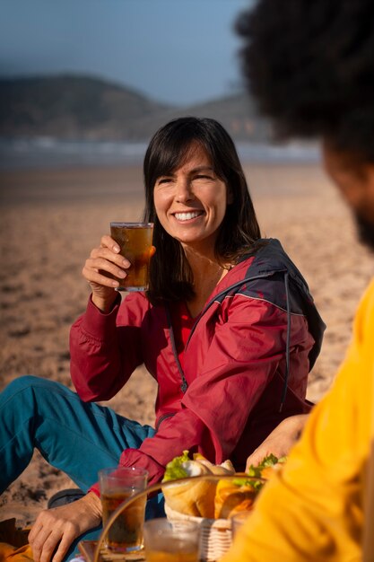 Mujer brasileña tomando guaraná al aire libre