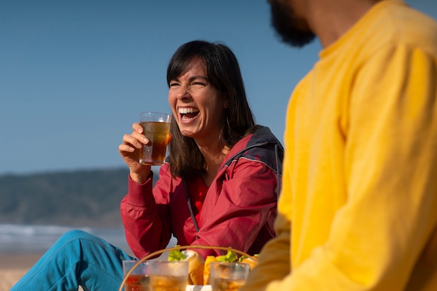 Mujer brasileña tomando guaraná al aire libre