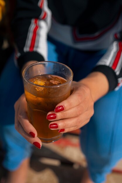 Mujer brasileña tomando guaraná al aire libre