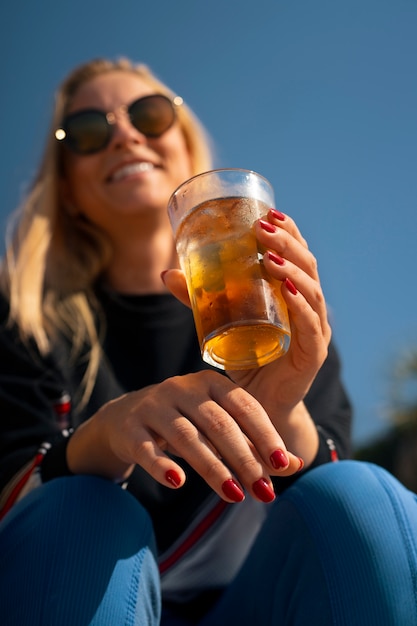 Mujer brasileña tomando guaraná al aire libre