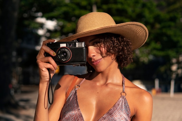 Mujer brasileña con traje de vacaciones