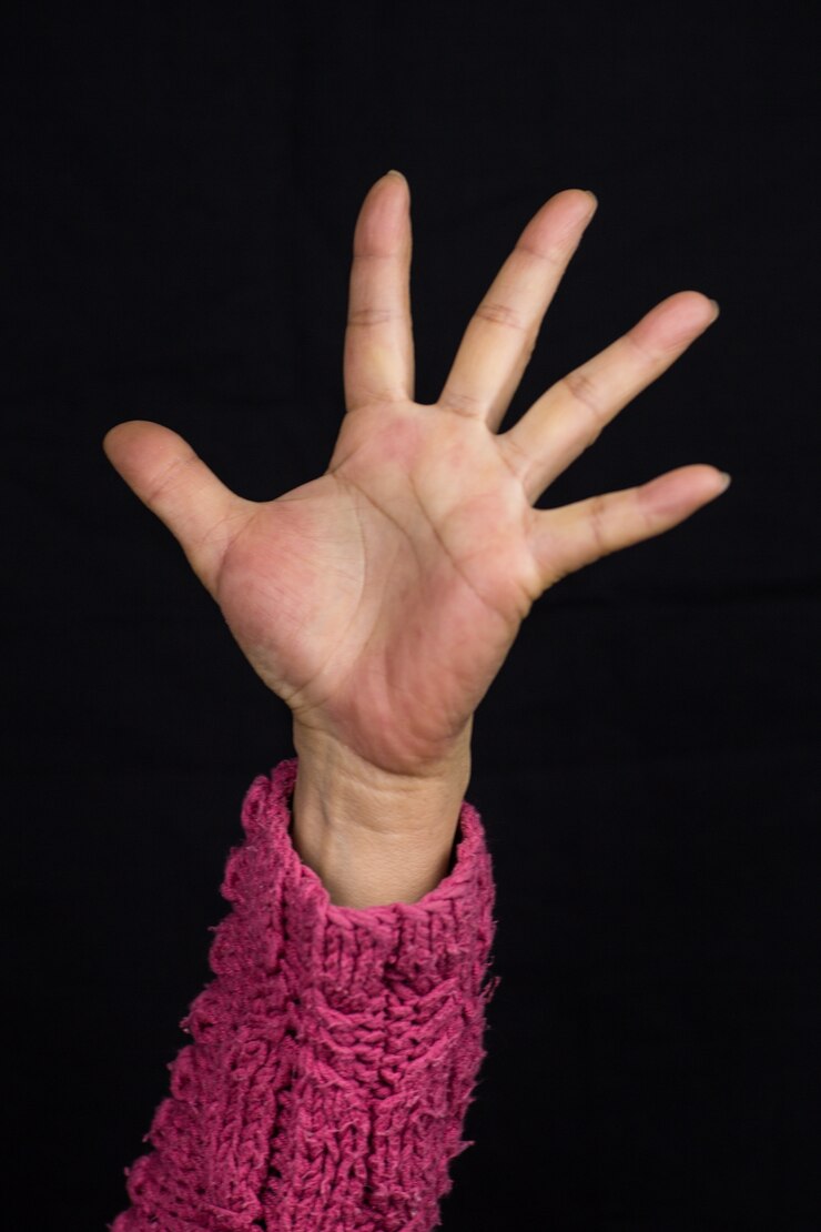 Foto gratuito mujer con brazo estirado en un suéter rosa